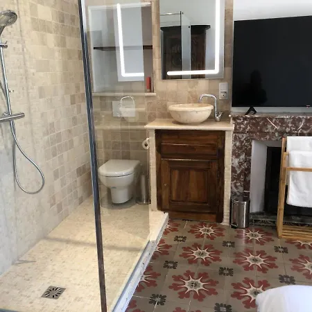 住宿加早餐酒店 La Duchesse - Spa-jacuzzi - Massage- Sauna - 4 Saisons - Piscine Chauffee Toute L'annee - 800m Centre 4*