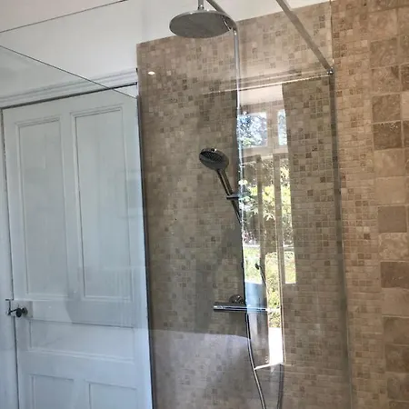 La Duchesse - Spa-jacuzzi - Massage- Sauna - 4 Saisons - Piscine Chauffee Toute L'annee - 800m Centre 住宿加早餐酒店 4*